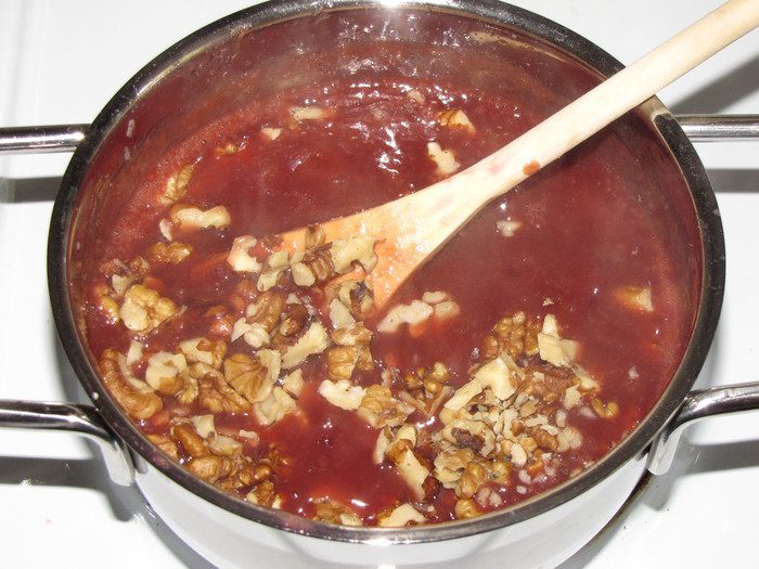 Сливовое варенье с бананами и орехами