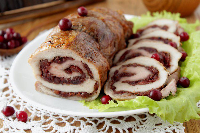 Рулет из свинины с вяленой клюквой