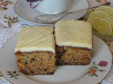 Морковный пирог с грецкими орехами