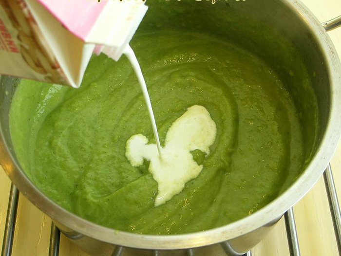 Суп-пюре из брокколи с гренками