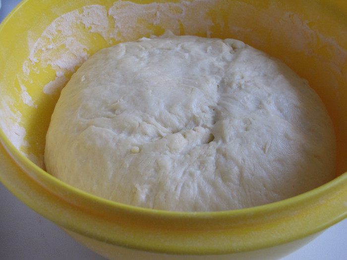 Открытый пирог с бараниной, грибами и помидорами