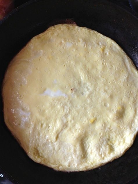 Куриный рулет с омлетом и охотничьими колбасками