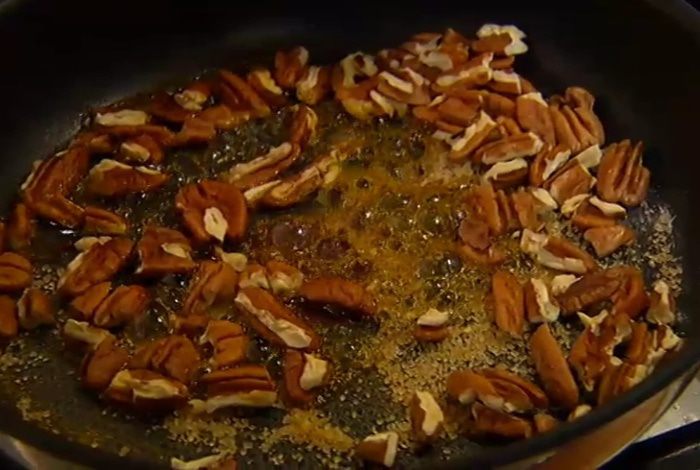 Салат с пекорино и орехами пекан