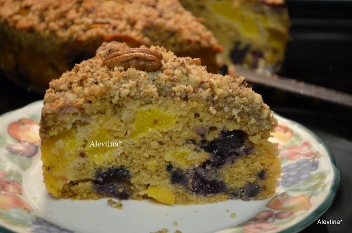 Кекс с персиками и голубикой