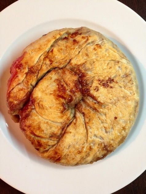 Слоеный пирог-рулет с вишней и корицей на сковороде