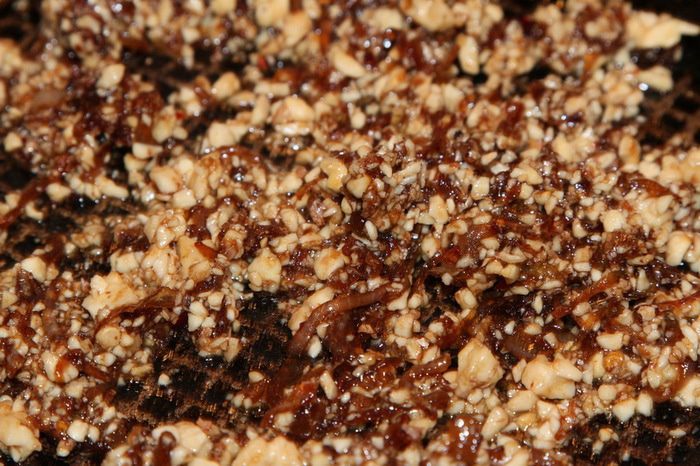 Кабачки с орехами и карамелизированным луком