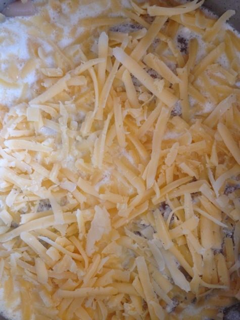 Кальмары, фаршированные морепродуктами, под сливочным соусом 