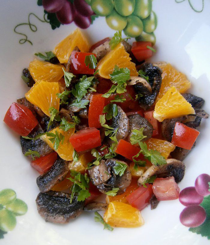 Салат с апельсином, грибами, помидором и маковым соусом
