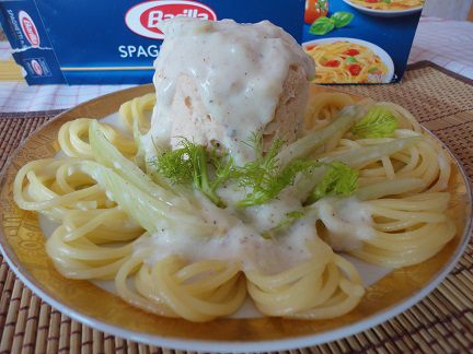 Рыбные тефтели в гнезде из спагетти со сливочным соусом