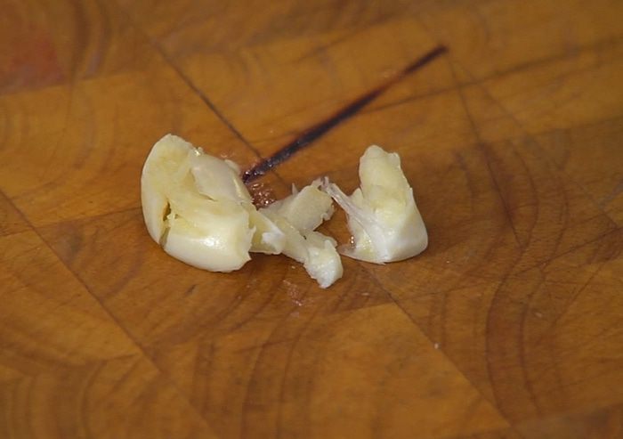 Пирог со шпинатом, изюмом и соусом песто 