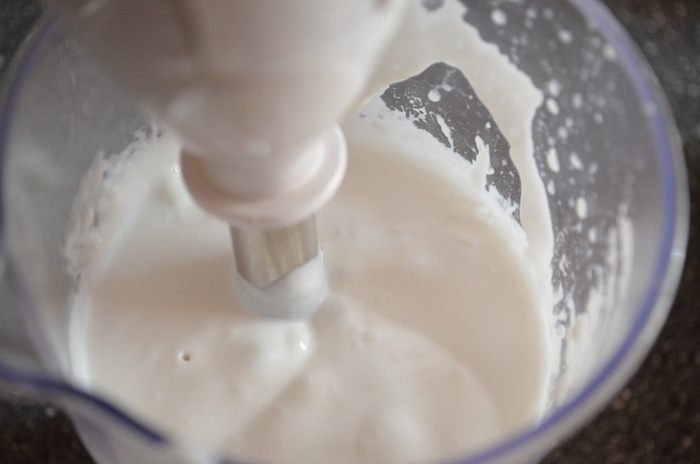 Тирамису с кокосовым муссом, малиновым желе и черникой