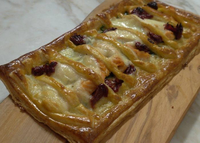 Открытый пирог с рыбой, моцареллой и шпинатом 