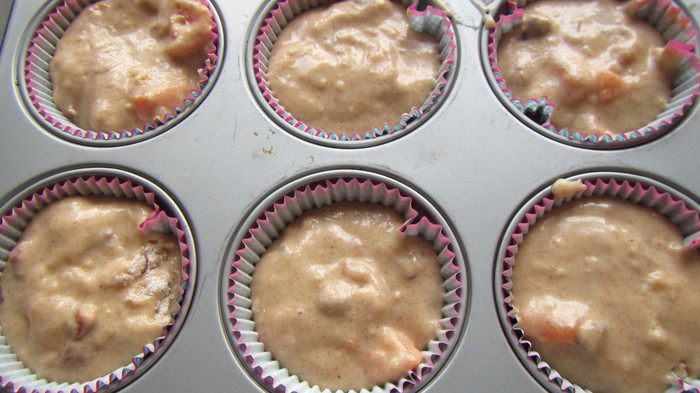 Маффины с абрикосами, орехами пекан и коричной помадкой