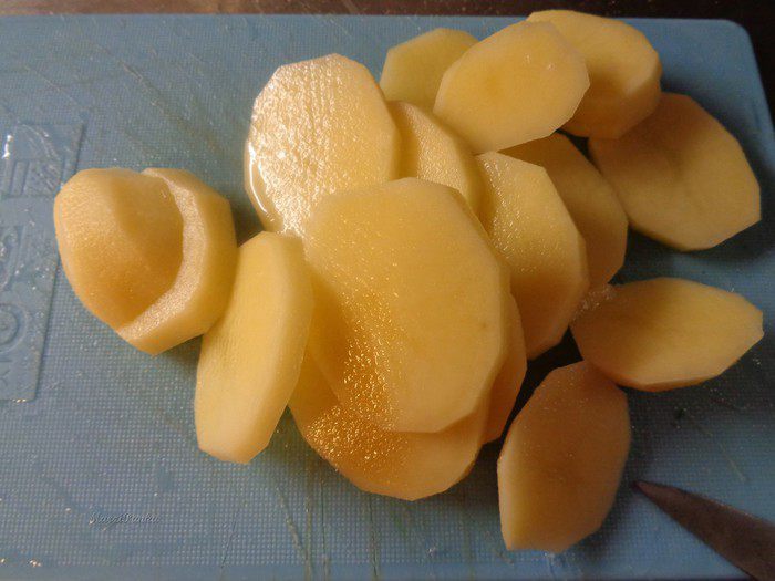 Лососевый крамбль под сметанно-укропным соусом