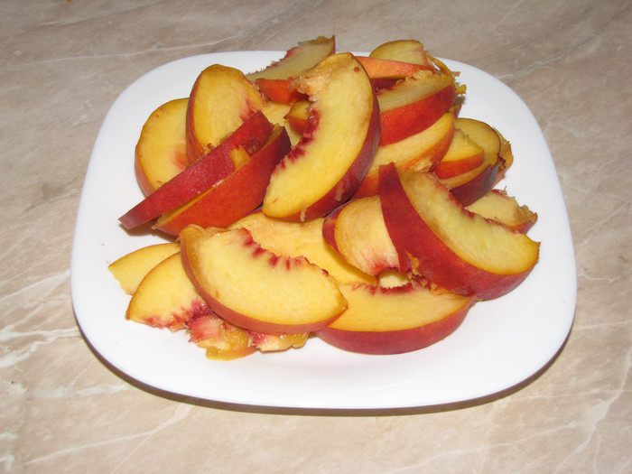 Миндальный пирог с персиками и штрейзелем