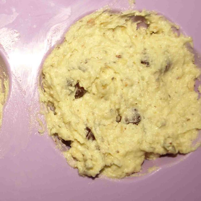 Кекс с сушеной вишней и ганашем из белого шоколада