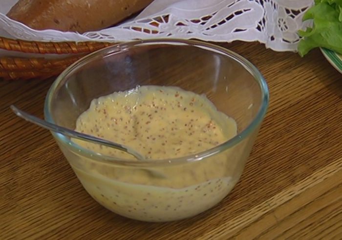 Сэндвич с рыбой в кляре и листьями салата 