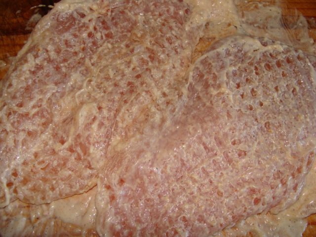 Мясной рулет с сухофруктами