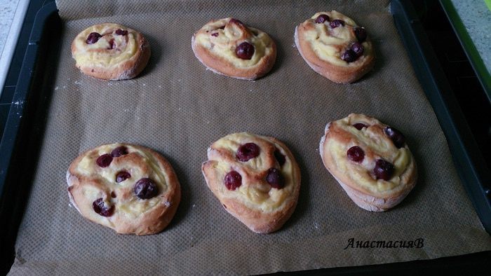 Дрожжевые плюшки с вишней и пудингом