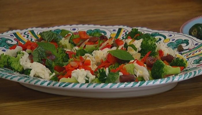 Теплый салат из брокколи, бурраты и чили