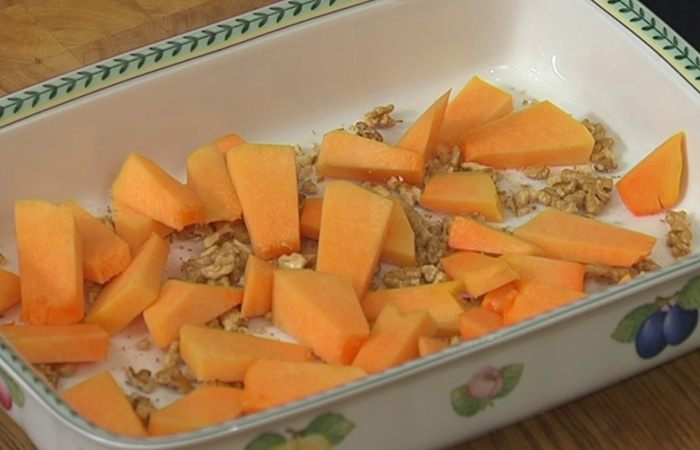 Курица с тыквой, луком и грецкими орехами