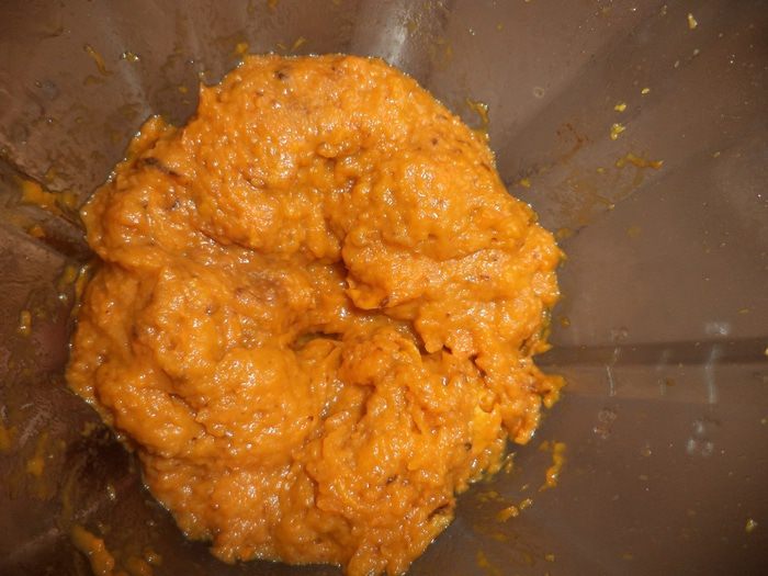 Рулет из бисквитно-тыквенного теста с творожной начинкой