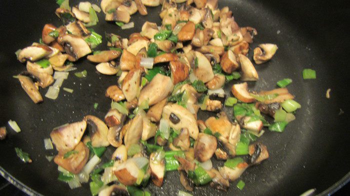 Полента с грибами, свежими травами и пармезаном