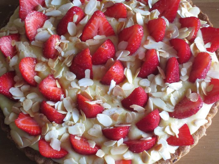 Кростата с клубникой и миндальным заварным кремом