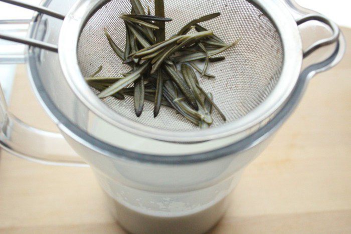 Чипсы из поленты с розмарином и пряной солью (для МариныL)