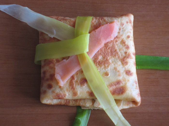 Фаготтини с лососем и луком пореем