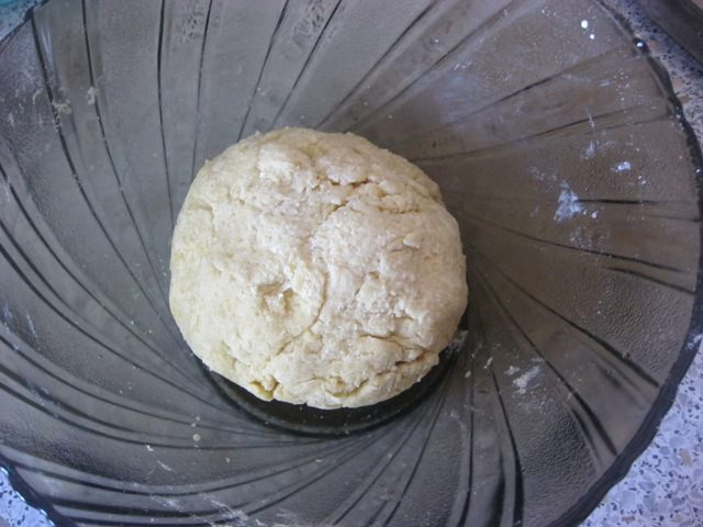 Песочный пирог с творогом и клубничным джемом