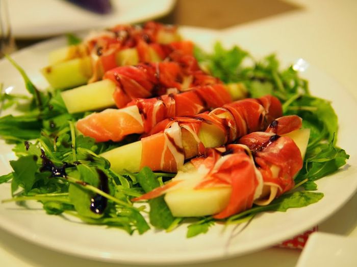 Легкая закуска из дыни и пармской ветчины