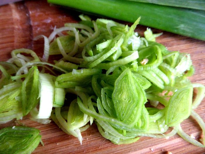 Салат с копченой курицей и фасолью