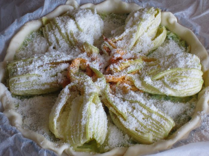  Овощной киш с сыром и цветками цукини 