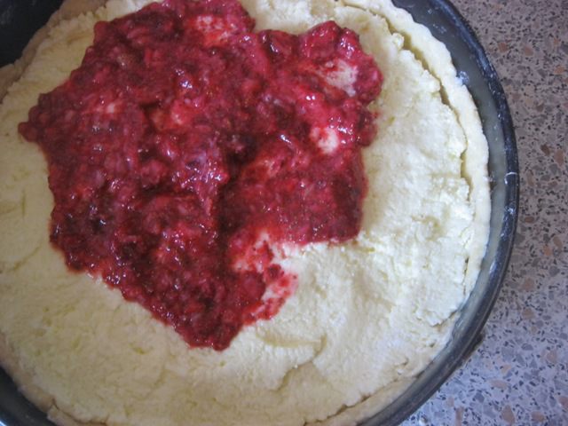 Песочный пирог с творогом и клубничным джемом