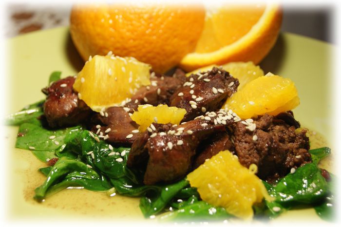 Куриная печень в медовом соусе со шпинатом