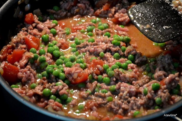 Фарш говяжий с зеленым горошком по-индийски