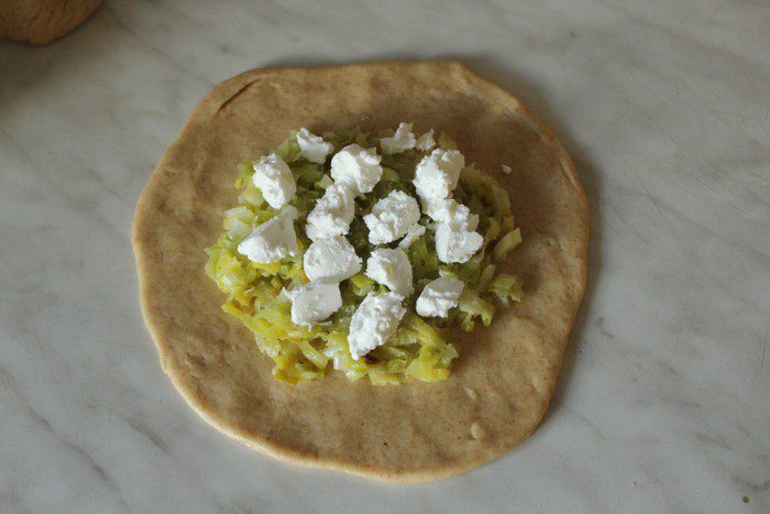 Мини-галеты из цельнозерновой муки с луком-пореем, козьим сыром и кедровыми орехами