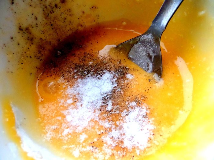 Куриные бёдра с овощами и соусом