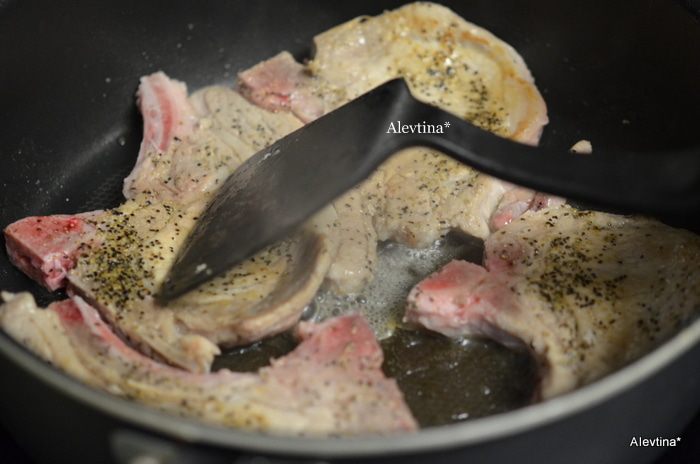 Запеченные свиные котлеты с картофельным гарниром