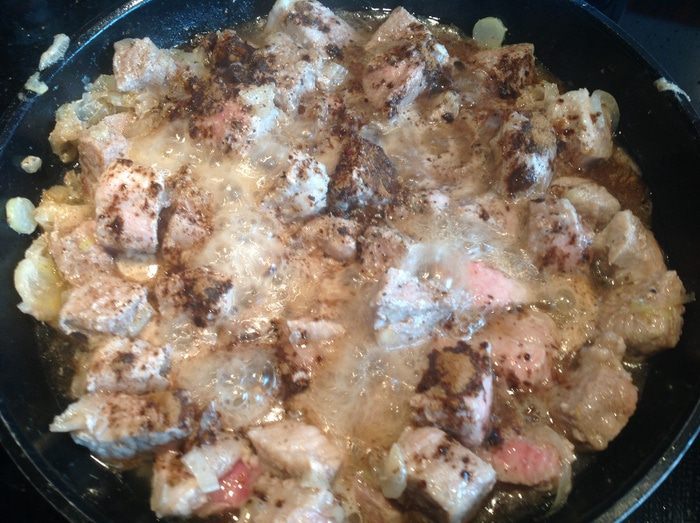 Пирог со свининой, щавелем и сыром