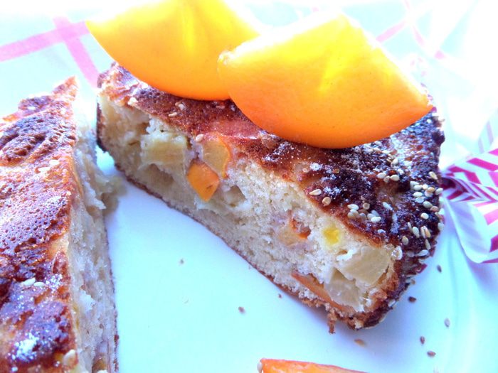 Шарлотка с ананасом и хурмой