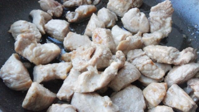 Свинина, тушеная с квашеной капустой