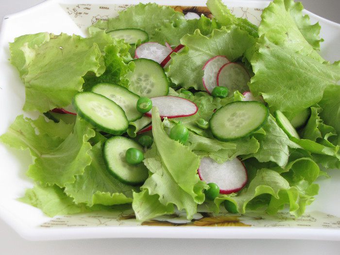 Лосось с зеленым салатом