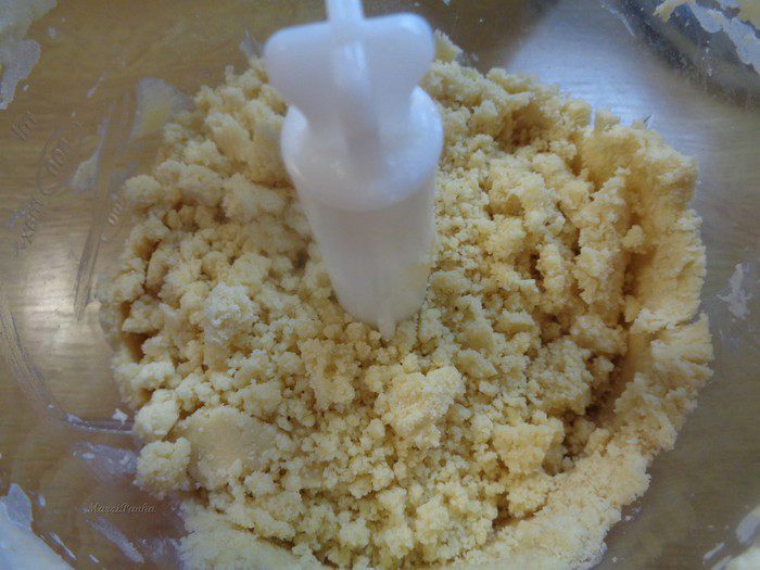 Лососевый крамбль под сметанно-укропным соусом