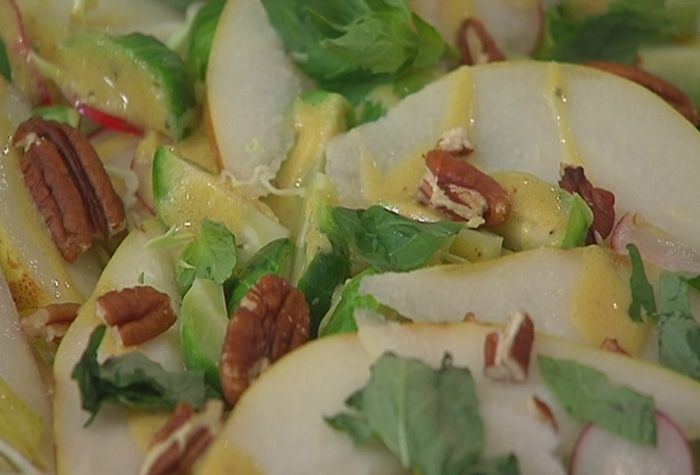 Хрустящий капустный салат с грушей и орехами 