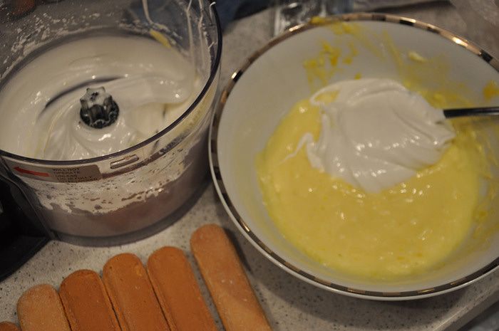 Сливочное тирамису с брусничным соусом