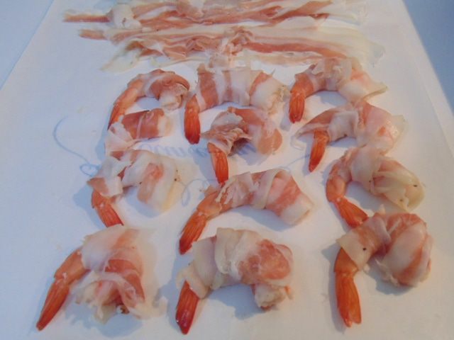 Мини-круассаны с креветками и беконом