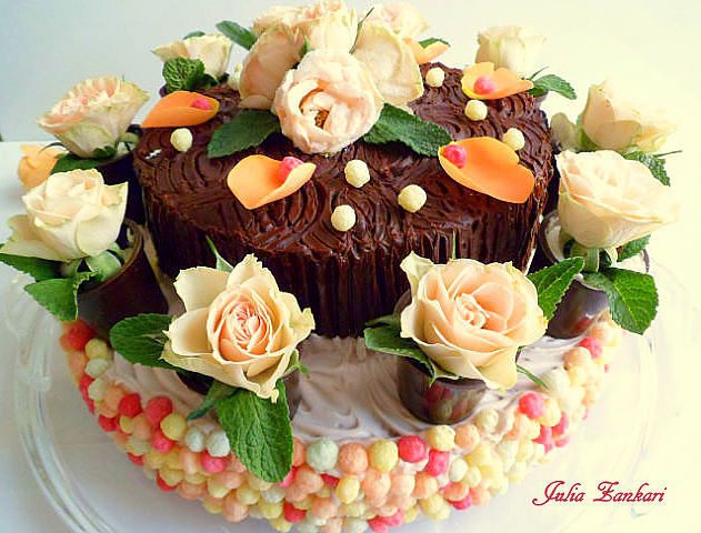 Торт шоколадно-сливочный со съедобными розочками