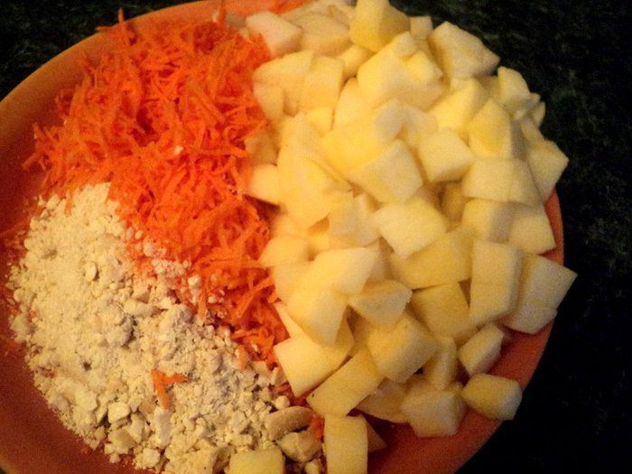 Морковный пряный пирог с фруктами